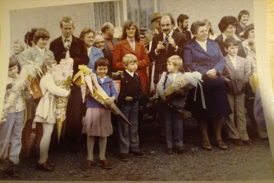 Meine Einschulung am 1. September 1981. Mitschüler und ich mit Zuckertüte. Wir sind alle stolz.