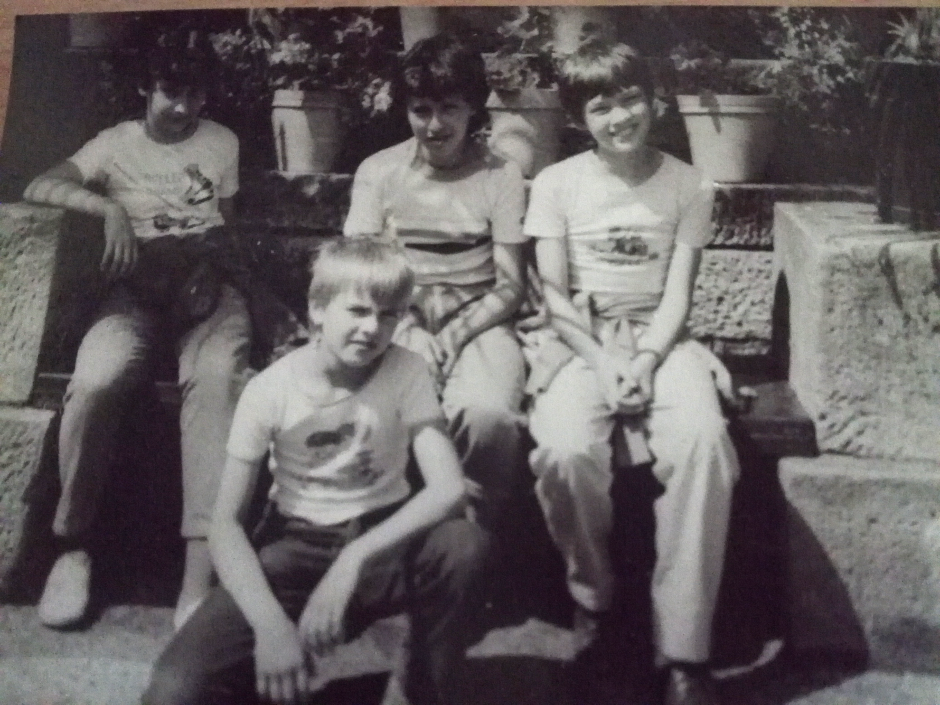 Ferienlager fand ich immer klasse. zweimal in den Ferien durfte ich für jeweils 3 Wochen fahren. Auf dem Foto bin ich mit Freundinnen zu sehen.