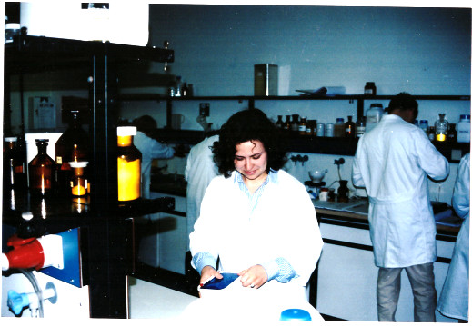 1995: ich 'koche' im Labor (so hieß unser Analysen bearbeiten während des Studiums)