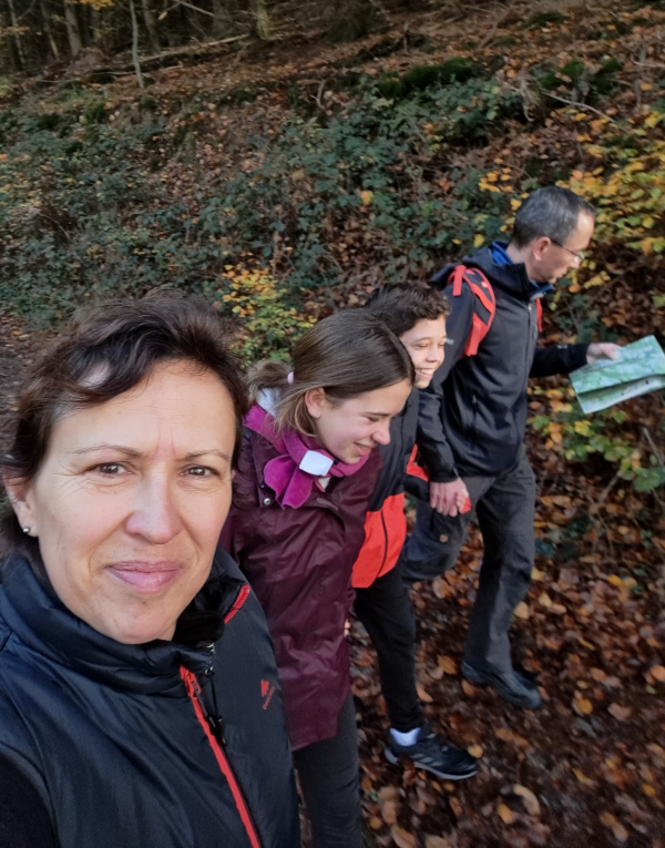 Hier wandern wir zu viert auf einem der Wispertails.