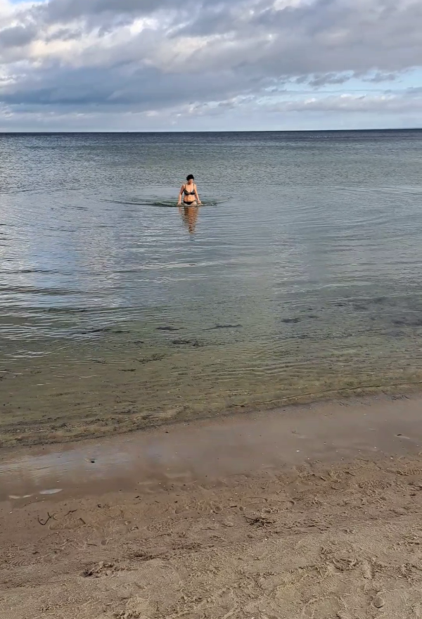 Ich bade in der Ostsee. Es ist der 29.12.2022, das Ostseewasser hat 2°C.