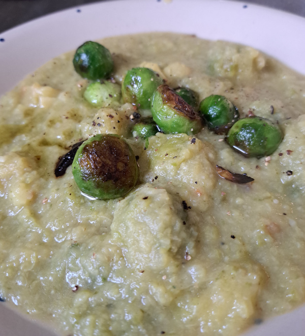 Hier ist meine Rosenkohl-Kartoffel-Suppe zu sehen. Püriert. Ein klasse Wintergemüse, der Rosenkohl.