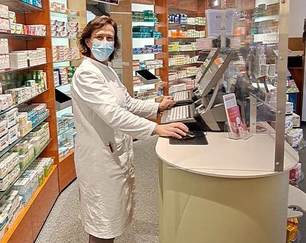 Hier stehe ich bei meiner Arbeit als Apothekerin in der Apotheke.